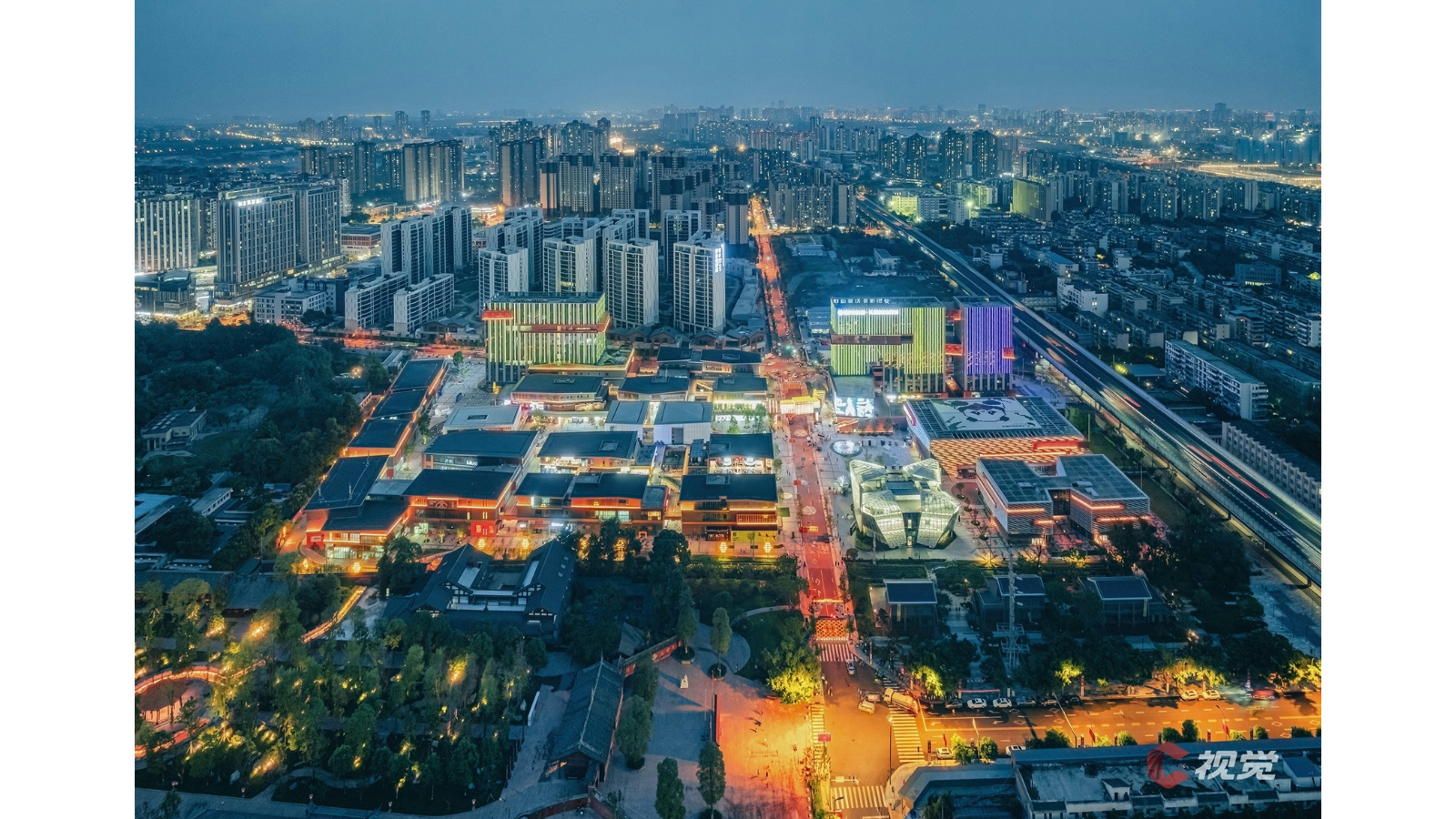 夜色中的天府国际动漫城已是醒目的地标。C视觉摄影师 袁义明